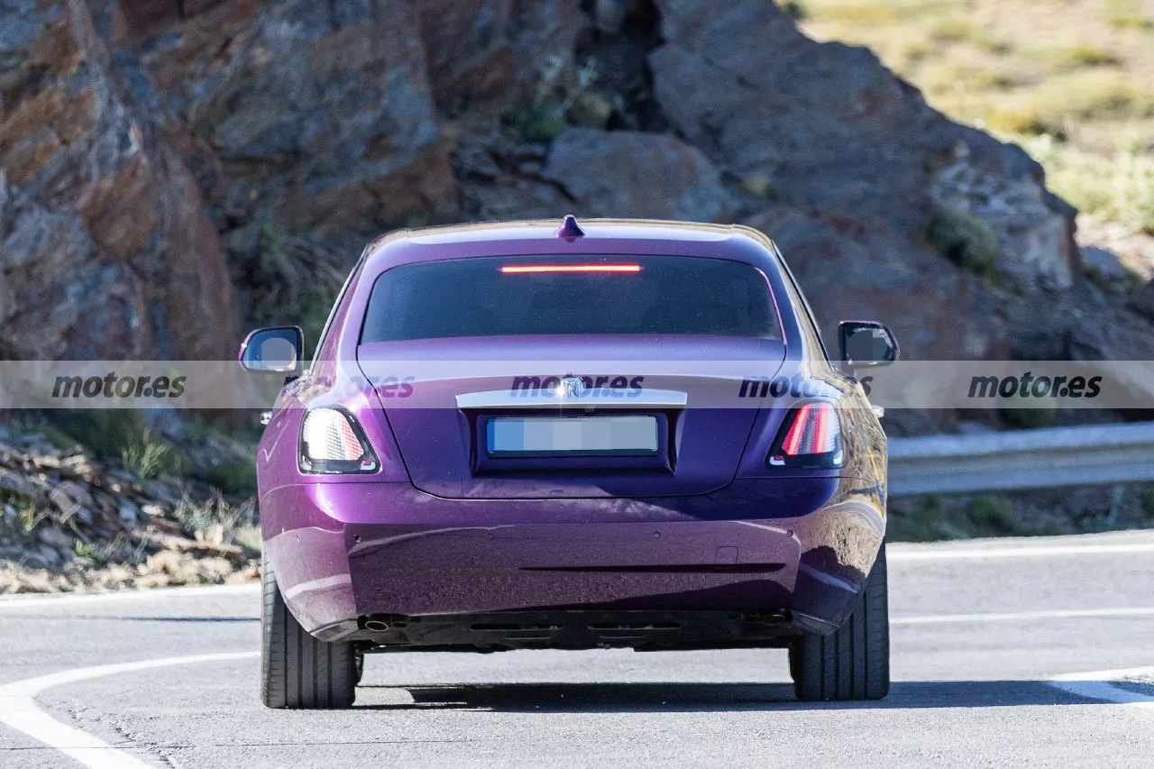 El Rolls-Royce Ghost Facelift 2025 vuelve a verse en fotos espía, al descubierto las novedades de un icono del lujo18