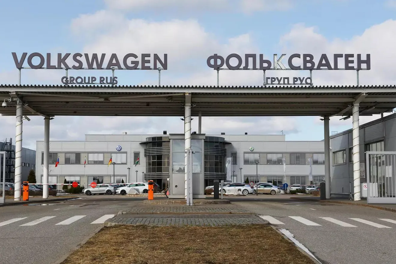 La guerra de Rusia le sale cara a Volkswagen, la marca alemana condenada a pagar casi 200 millones de euros sin defensa alguna
