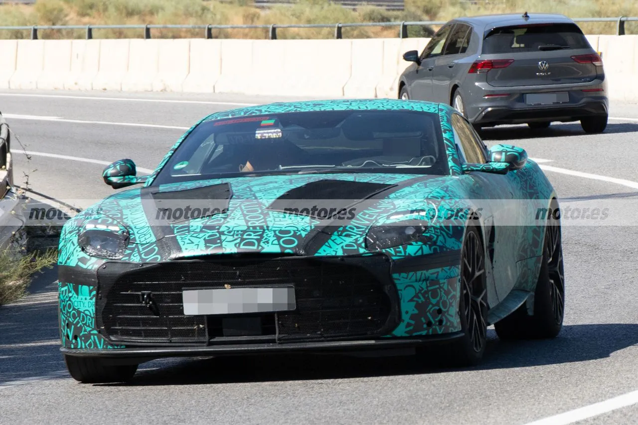 Nuevas fotos espía del Aston Martin Vanquish 2025, el superdeportivo afina su V12 durante unas pruebas y revela un par de detalles 3