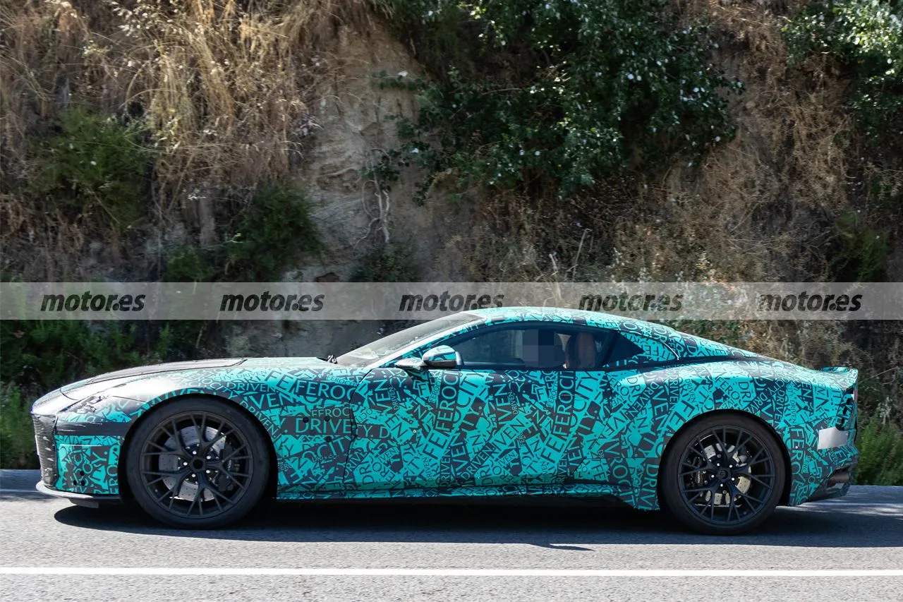 Nuevas fotos espía del Aston Martin Vanquish 2025, el superdeportivo afina su V12 durante unas pruebas y revela un par de detalles 7