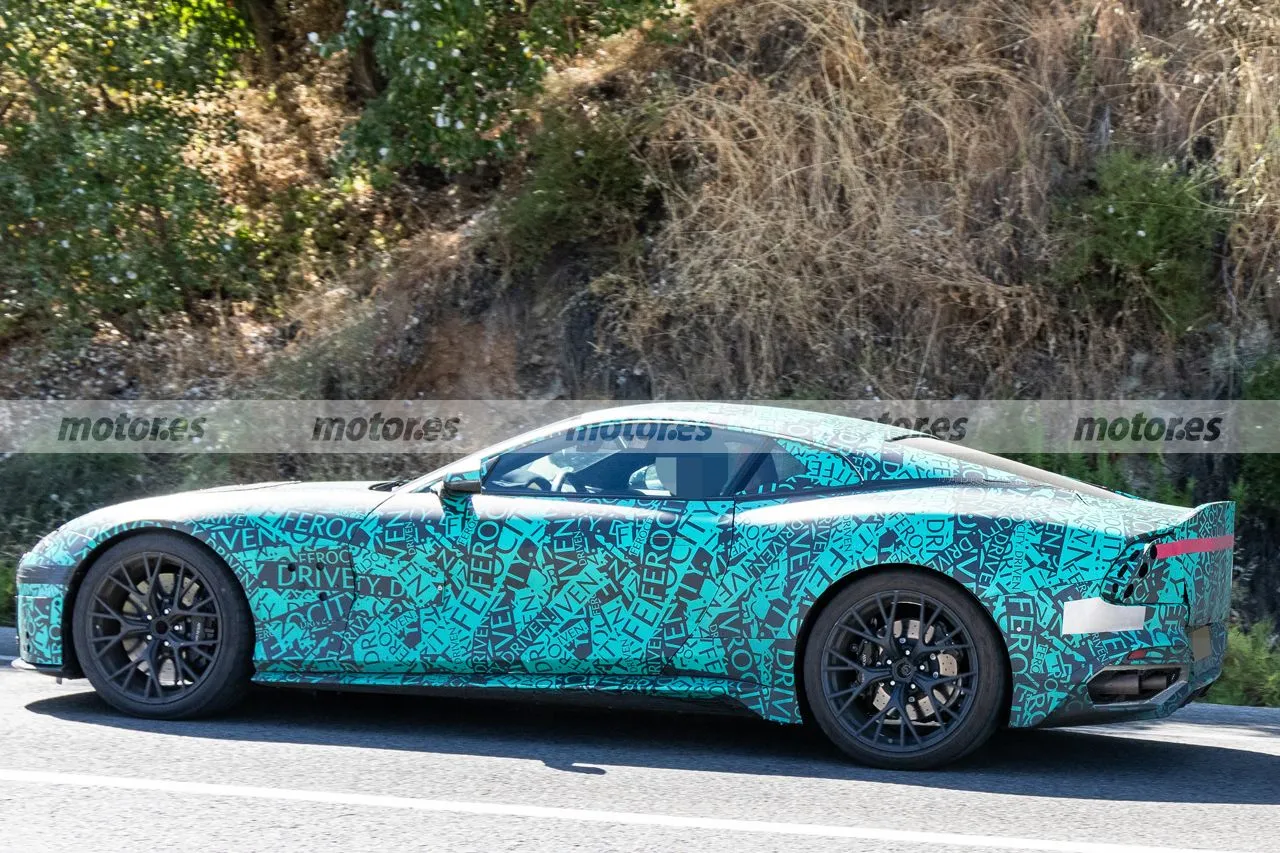 Nuevas fotos espía del Aston Martin Vanquish 2025, el superdeportivo afina su V12 durante unas pruebas y revela un par de detalles 9