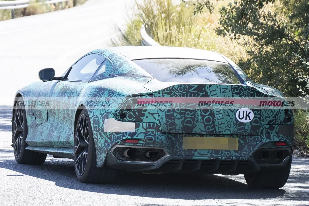 Nuevas fotos espía del Aston Martin Vanquish 2025, el superdeportivo afina su V12 durante unas pruebas y revela un par de detalles 13