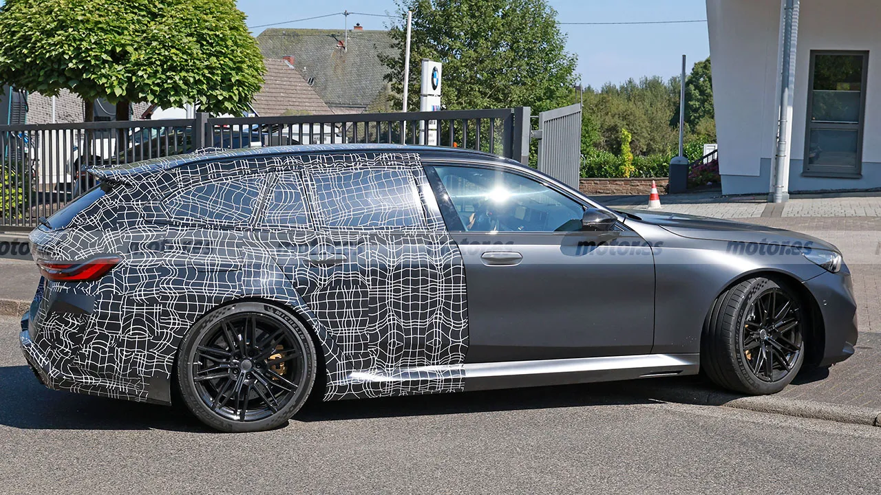 El nuevo BMW M5 Touring pierde gran parte de su camuflaje a falta de pocos días para su presentación5