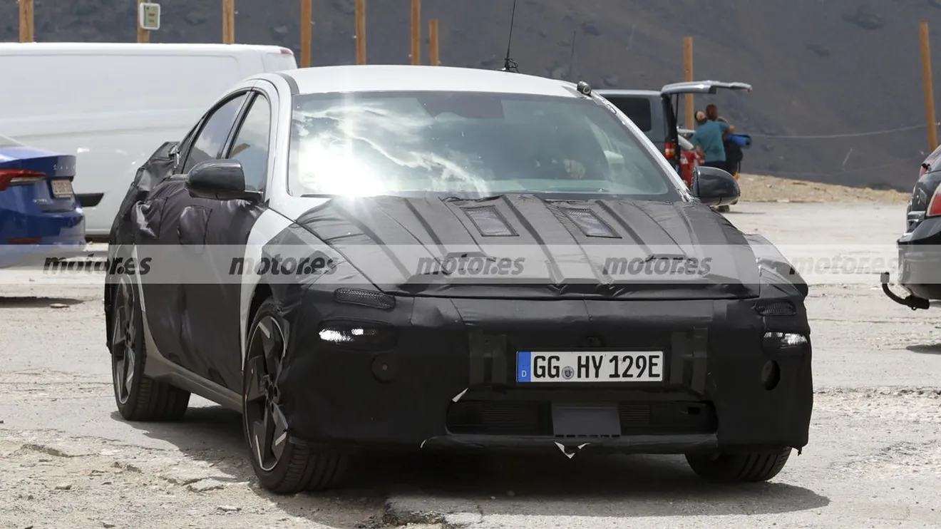 Espiamos al nuevo Hyundai IONIQ 6 en el caluroso sur de Europa, el sedán eléctrico promete una vertiginosa autonomía 0