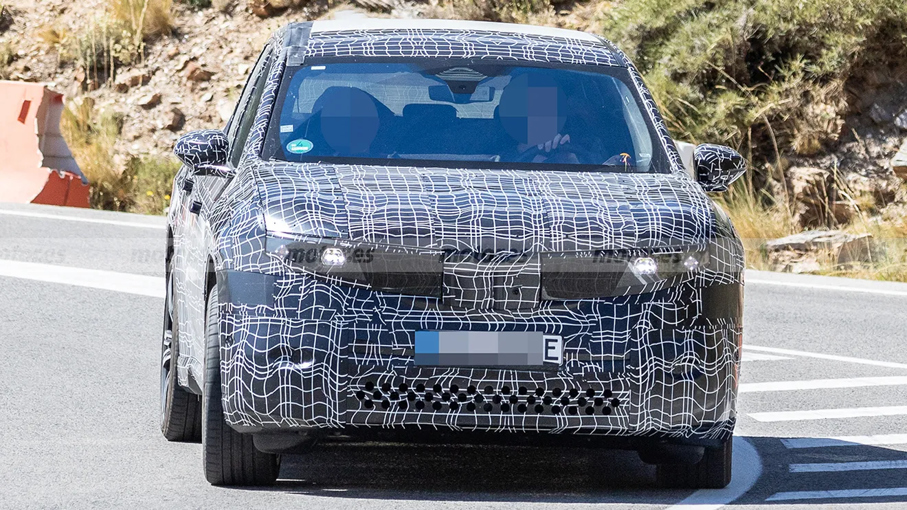 Nuevas fotos espía del BMW iX3 2026, el tecnológico interior queda parcialmente al descubierto6