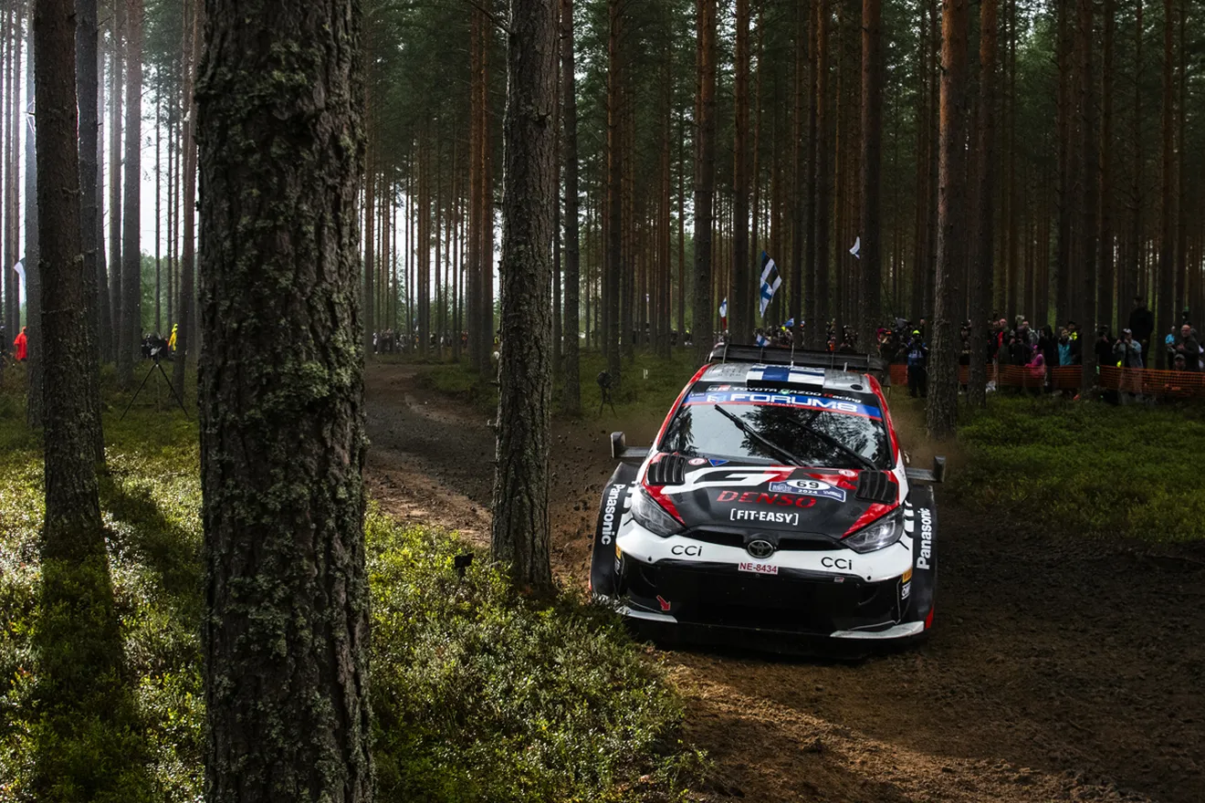 Kalle Rovanperä toma ligera ventaja sobre Elfyn Evans y Sébastien Ogier en el Rally de Finlandia