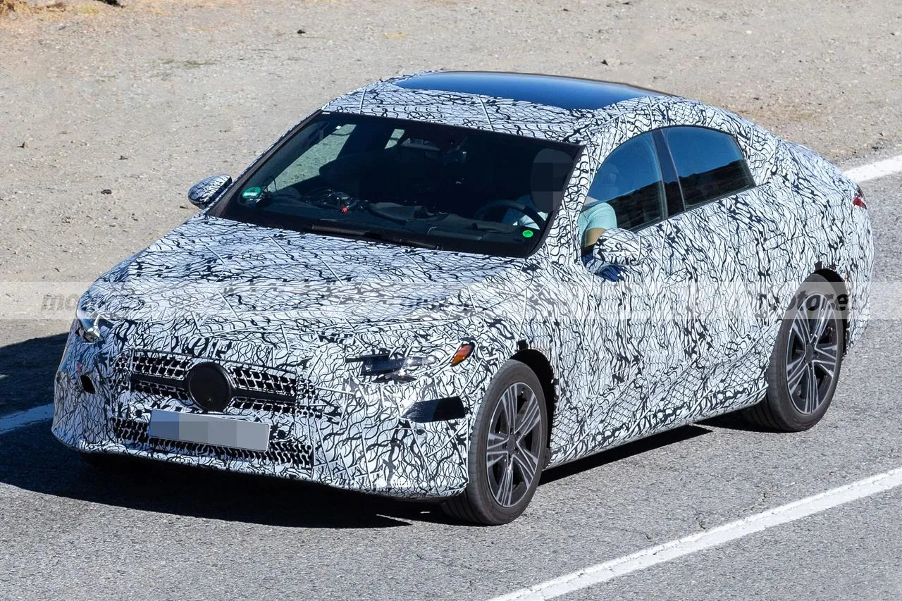 El Mercedes CLA 2025 vuelve a verse en pruebas y con nuevos detalles a la vista, la berlina romperá moldes también en USA  1