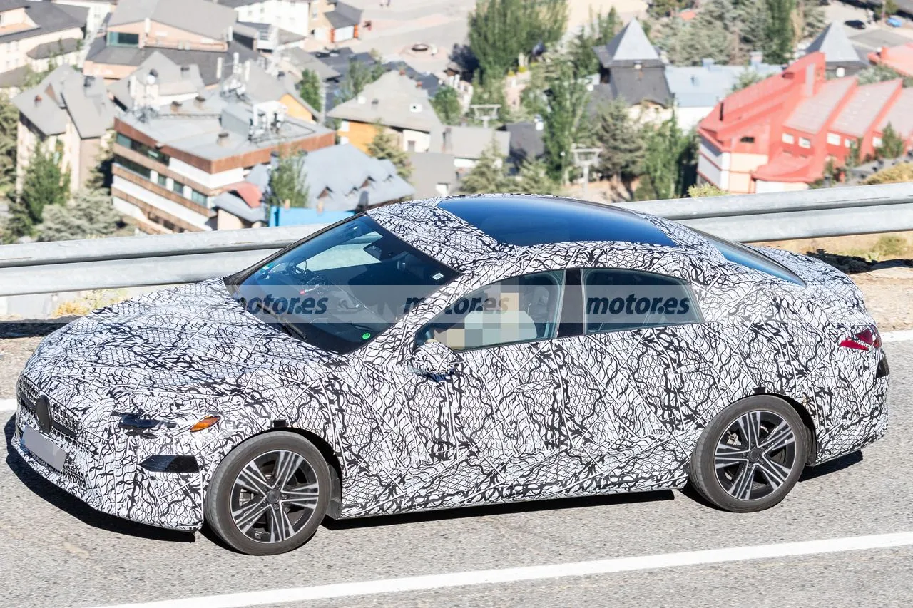 El Mercedes CLA 2025 vuelve a verse en pruebas y con nuevos detalles a la vista, la berlina romperá moldes también en USA  3