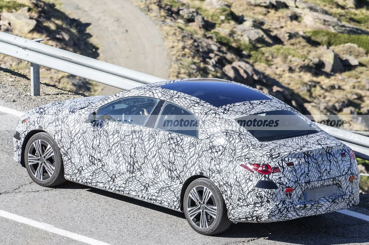 El Mercedes CLA 2025 vuelve a verse en pruebas y con nuevos detalles a la vista, la berlina romperá moldes también en USA  7