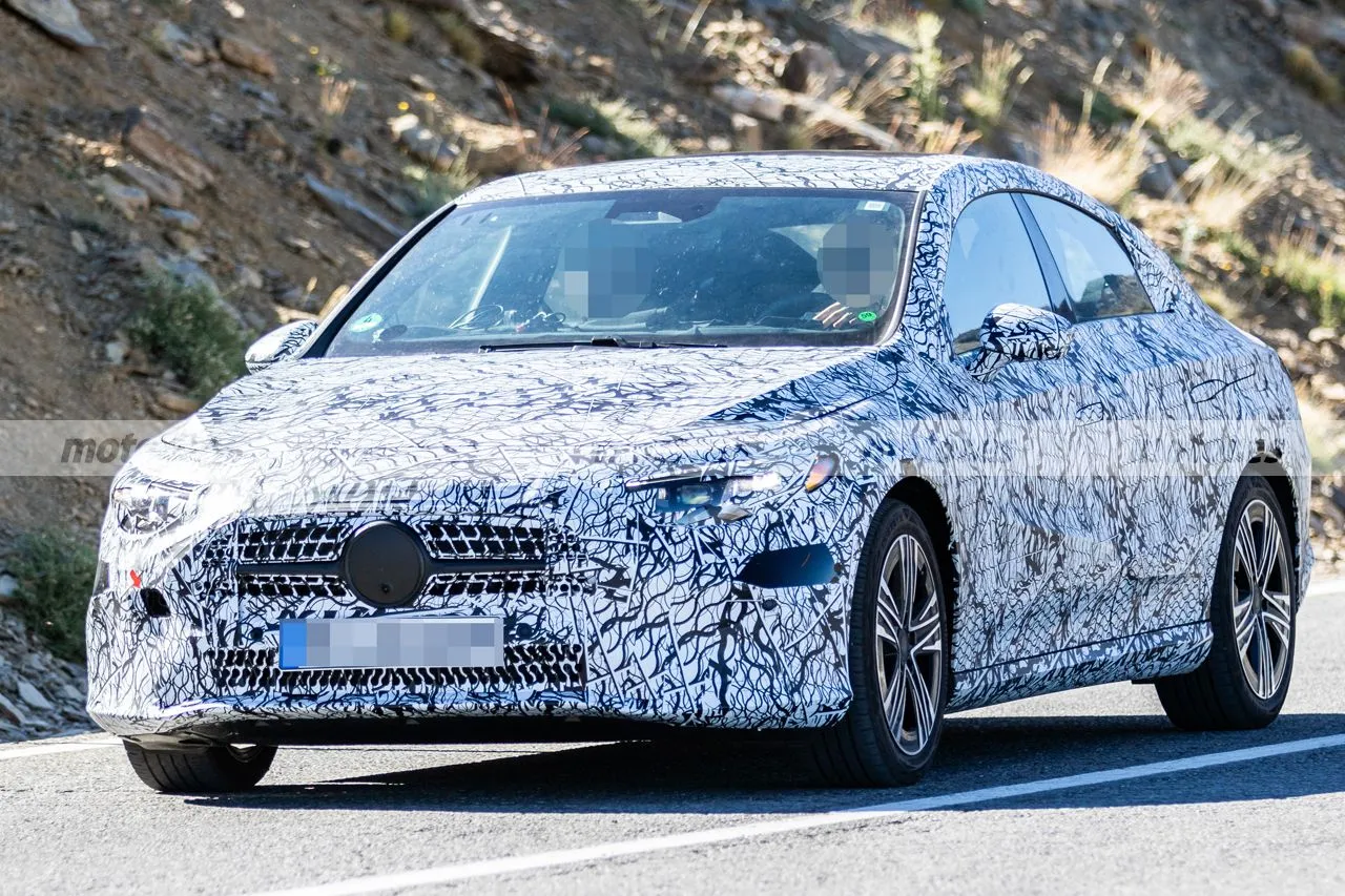 El Mercedes CLA 2025 vuelve a verse en pruebas y con nuevos detalles a la vista, la berlina romperá moldes también en USA  9