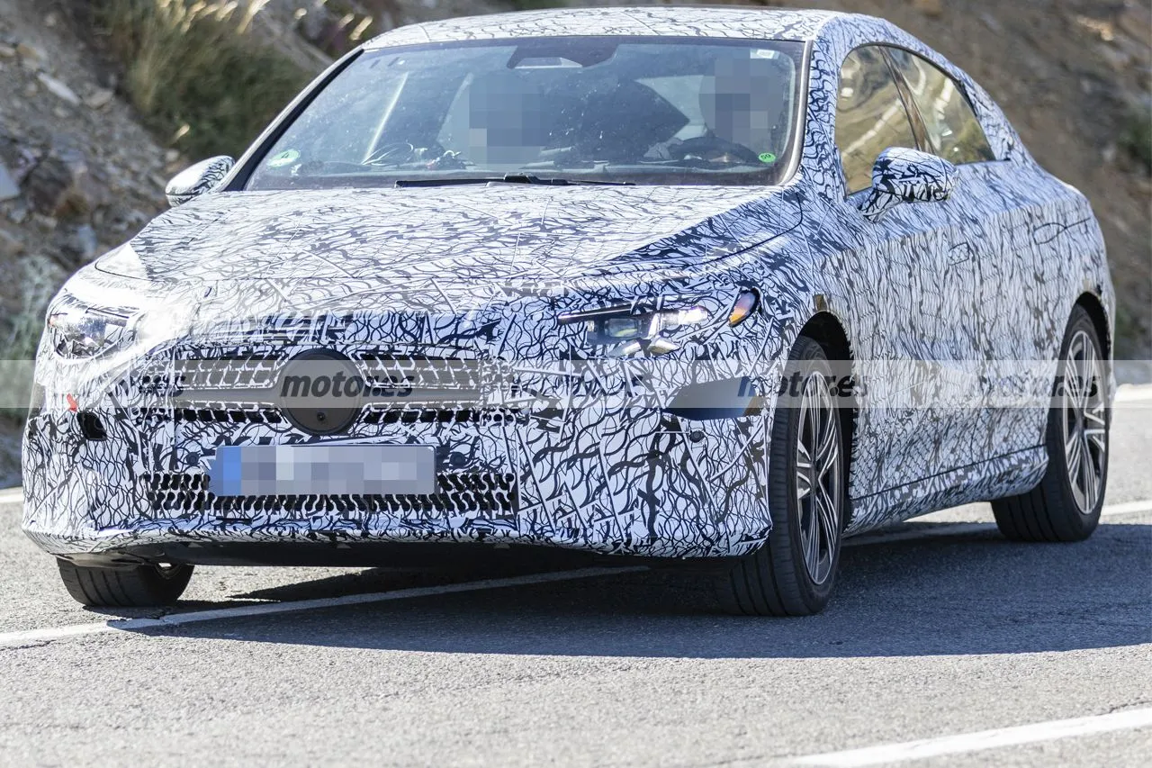 El Mercedes CLA 2025 vuelve a verse en pruebas y con nuevos detalles a la vista, la berlina romperá moldes también en USA  11