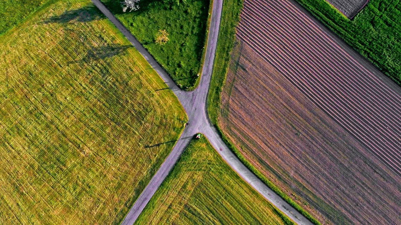 Llegas a un cruce sin señales ni semáforos, ¿quién tiene prioridad?