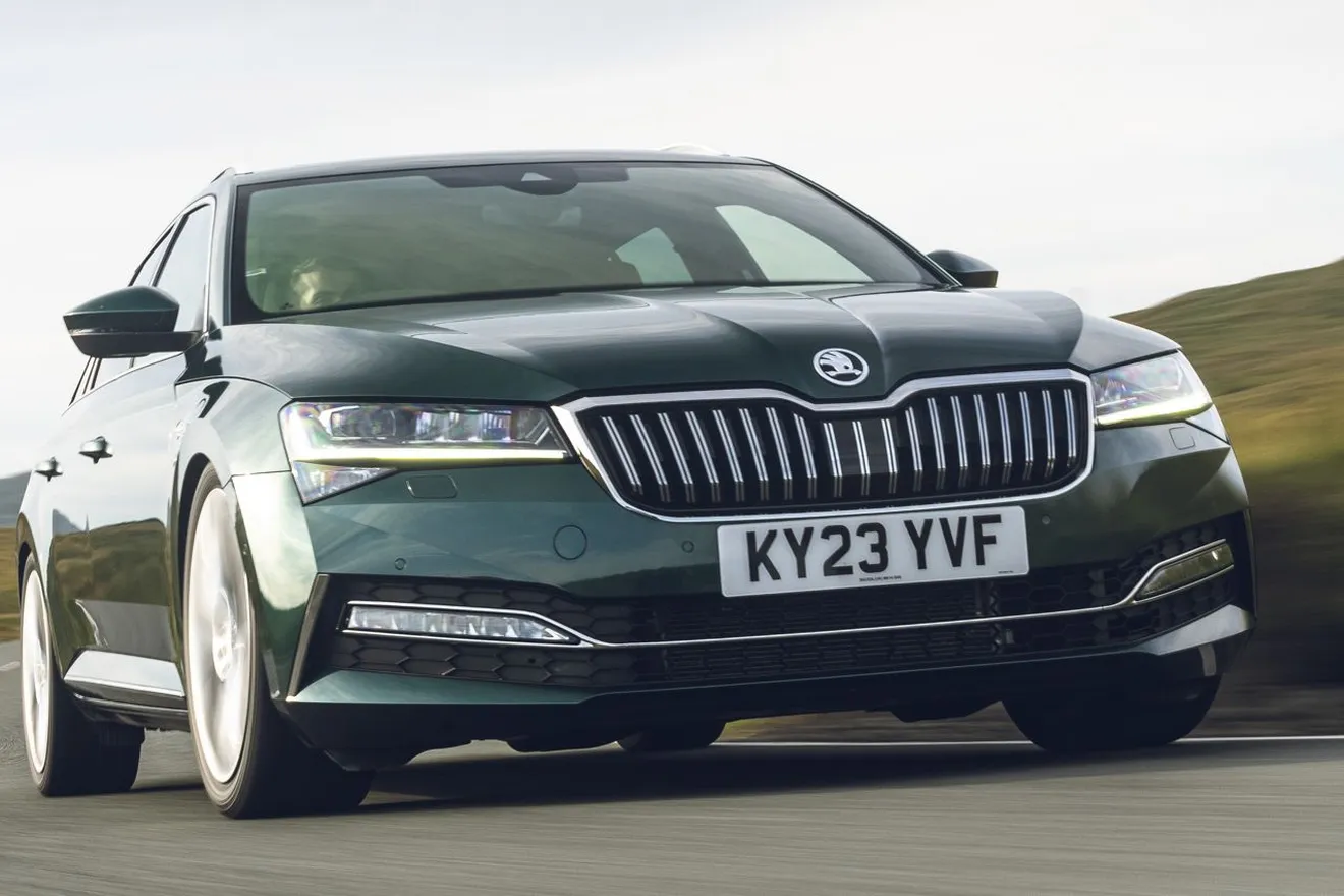 Este Skoda Superb Combi es el más potente jamás construido, casi 500 CV a bordo del familiar checo que no podrás comprar