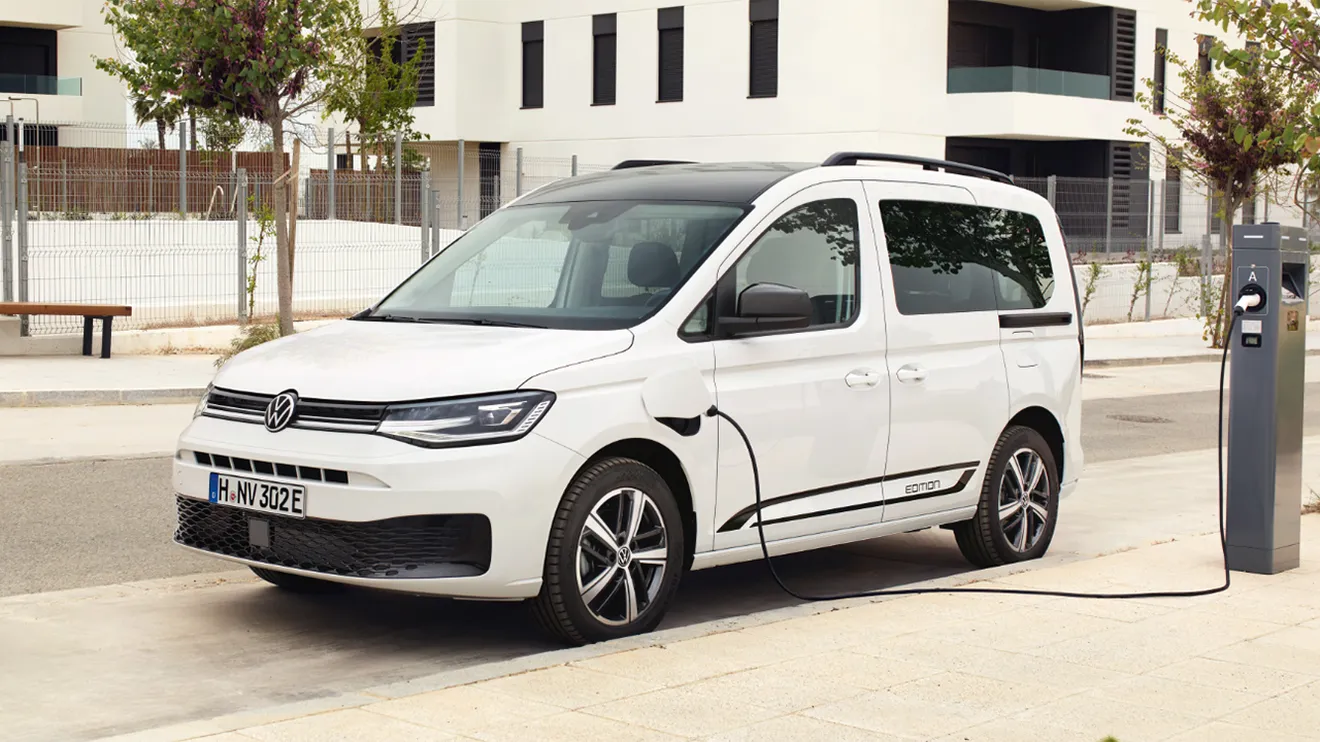 El nuevo Volkswagen Caddy eHybrid con tecnología PHEV llega al mercado con hasta 120 km de autonomía eléctrica, de momento solo en Alemania