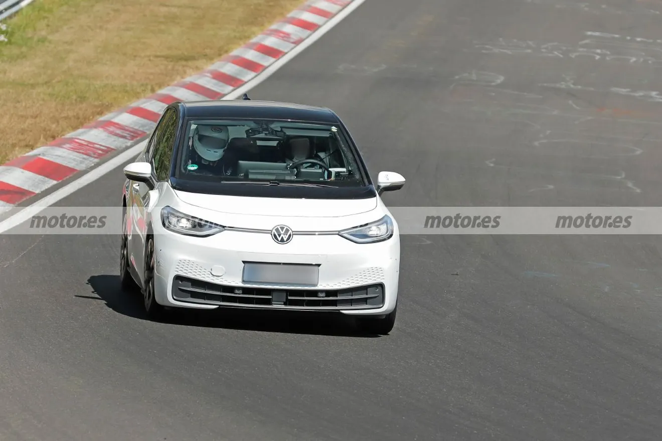 ¡Sorpresa en Nürburgring! La mula del Volkswagen ID.2 GTI posa en sus primeras fotos espía con detalles muy esclarecedores