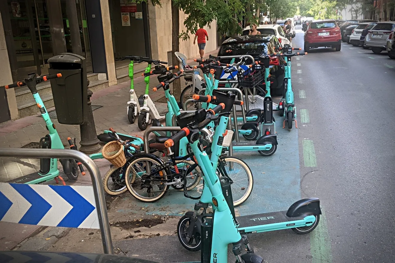 Esta imagen no se repetirá a partir del mes de octubre, Madrid toma una drástica solución para los patinetes eléctricos