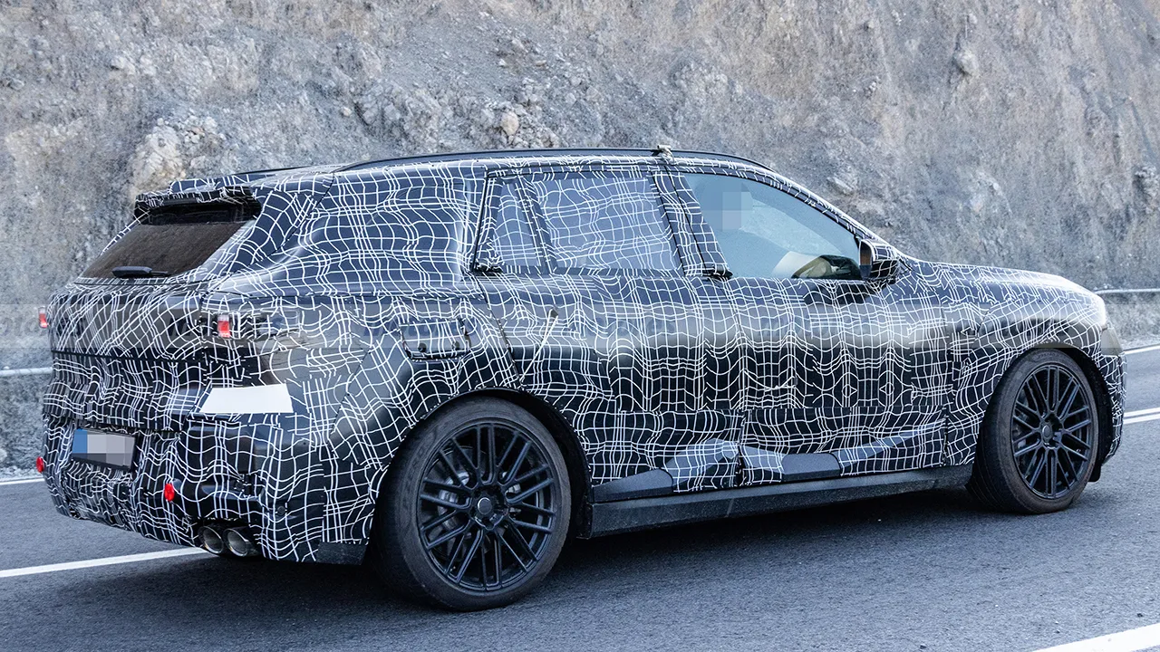 El nuevo BMW X5 M60e es cazado poniendo a punto su potente motor con una tecnología clave 8