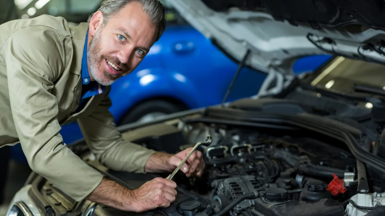 ¿Quieres ahorrar en mantenimiento? Este mecánico de Instagram te enseña a cambiar el aceite de tu coche en un minuto