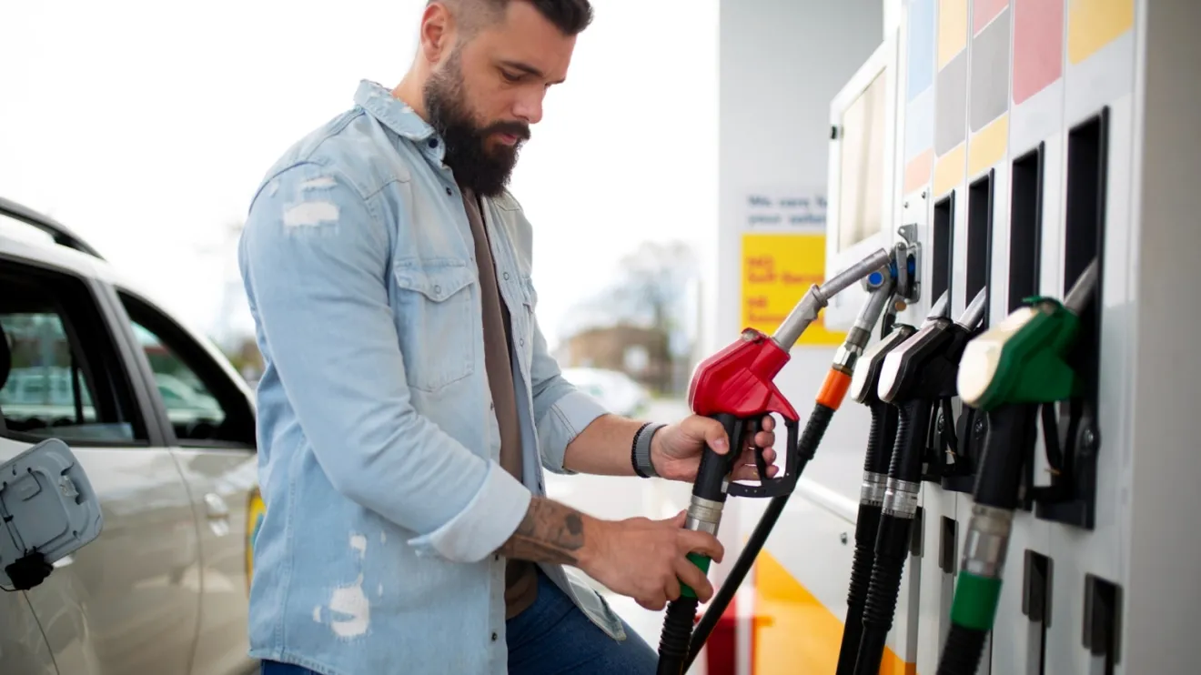 ¿Sabías que la DGT te puede multar por repostar tú mismo en la gasolinera? Esta es la multa