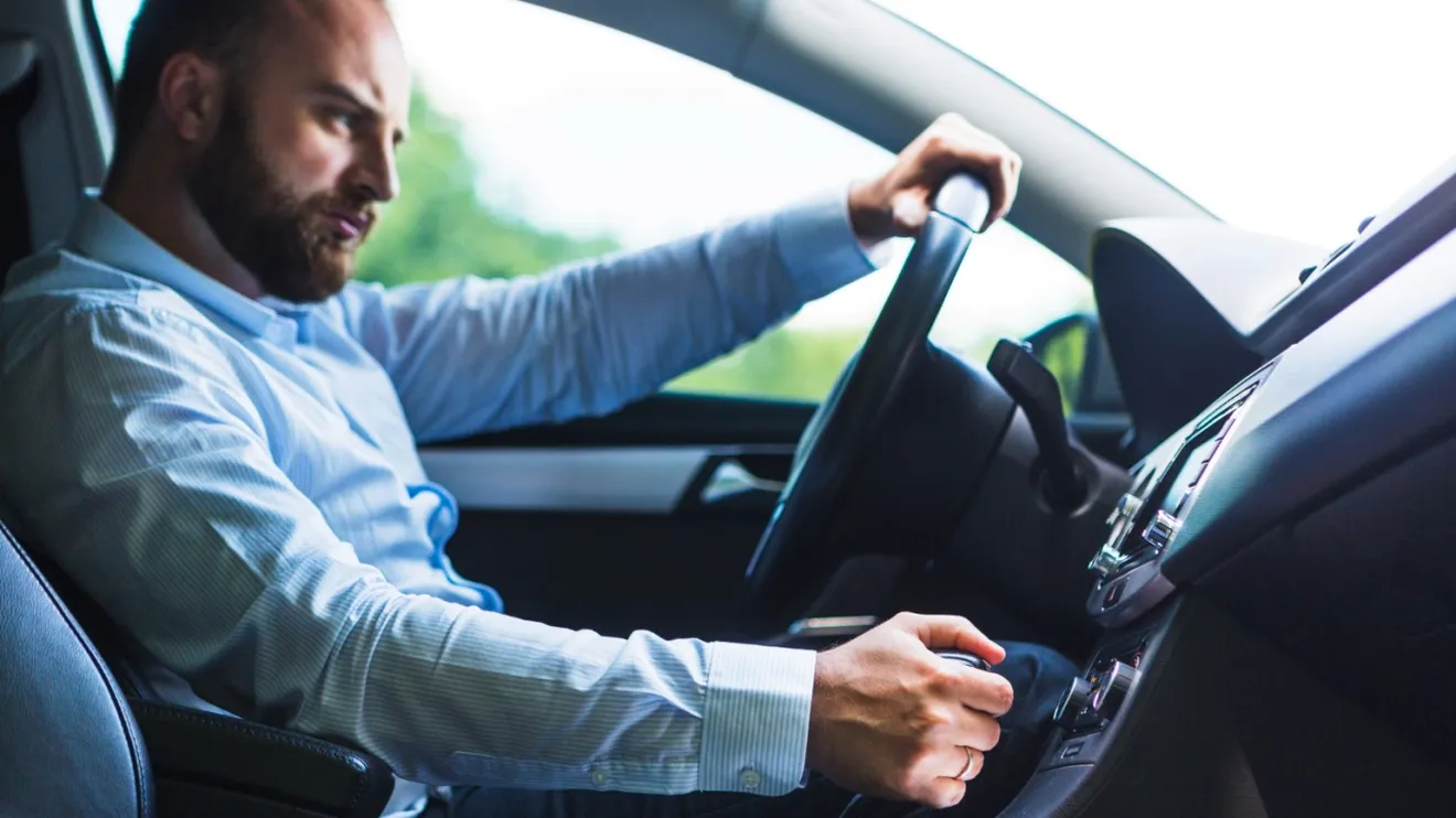 Estás usando mal los pedales del coche, esta es la forma correcta según la DGT