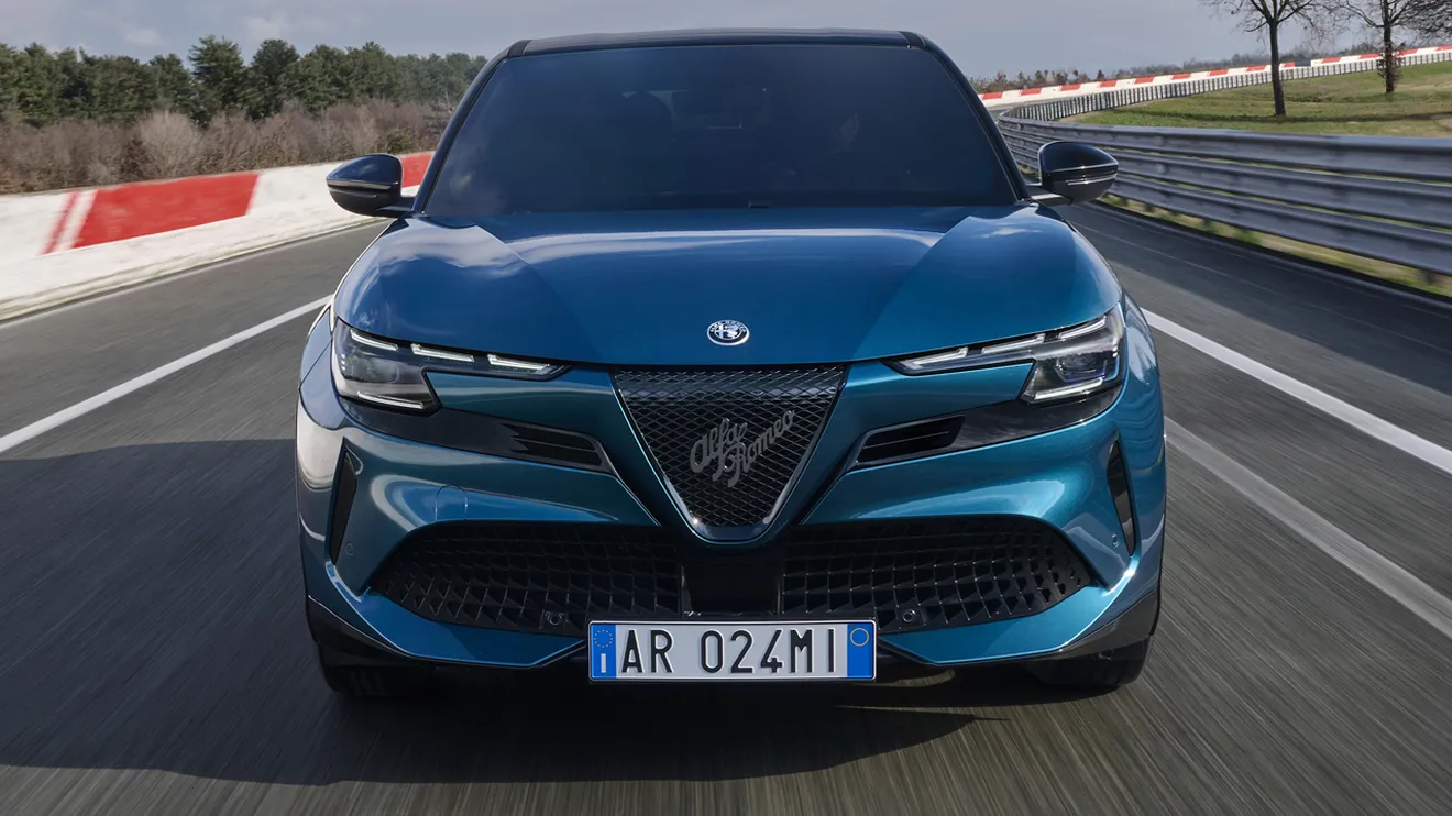 El Alfa Romeo Junior estrena una interesante versión híbrida sin renunciar a su estilo deportivo