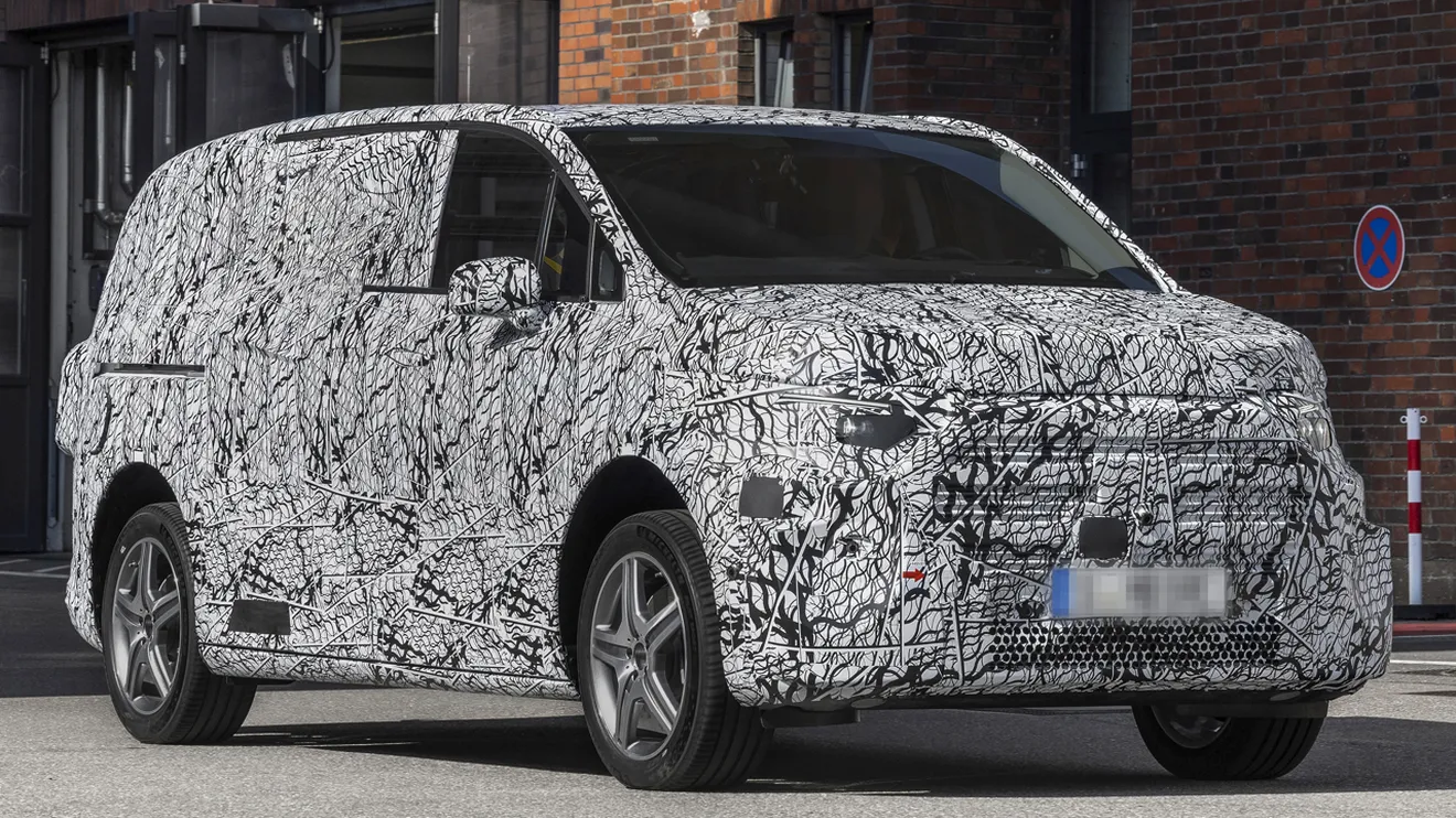 Primer vistazo al prototipo de la Mercedes Clase V 2026, el relevo de la EQV con +500 km de autonomía ya rueda