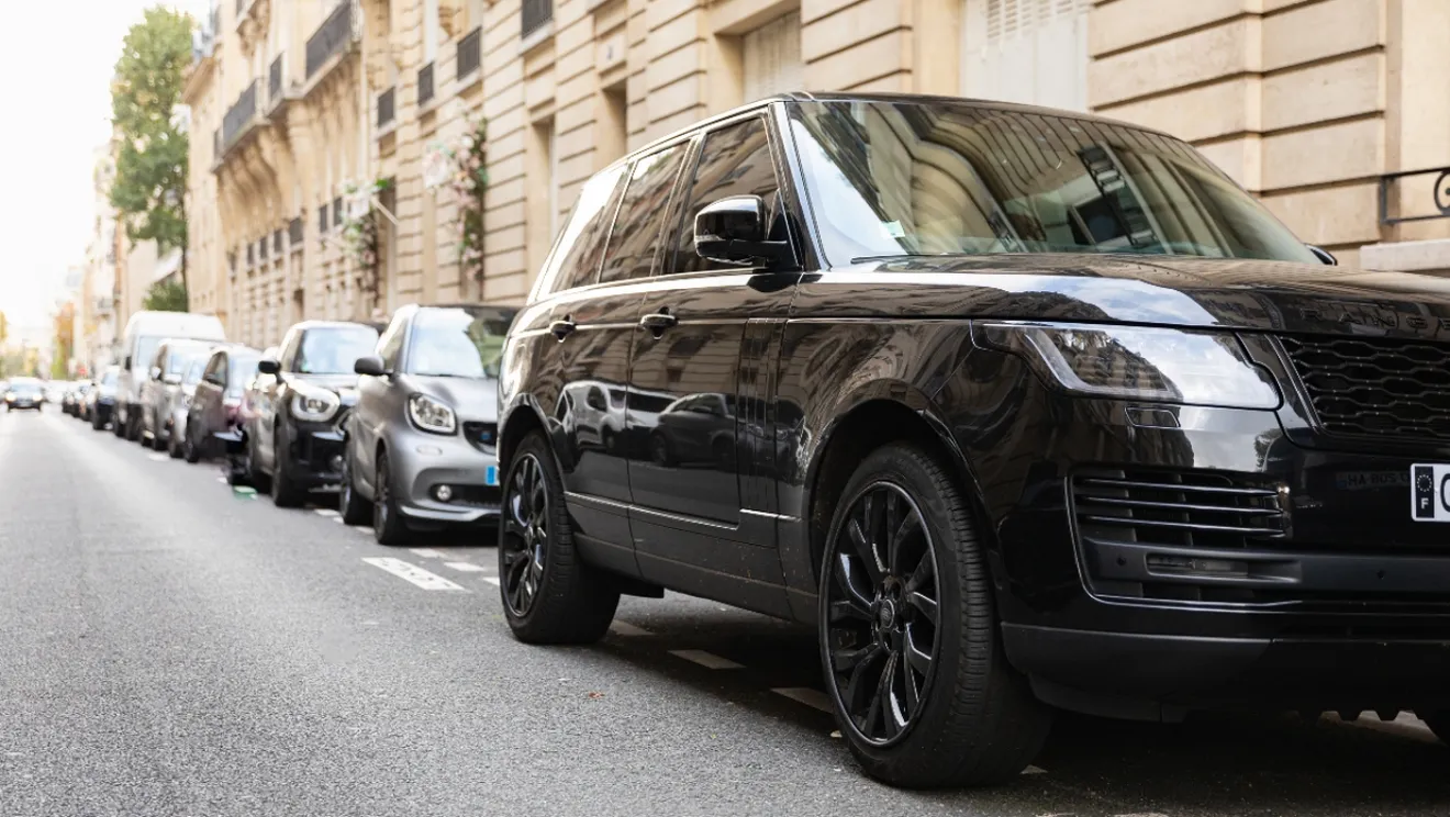 Si tienes un SUV (incluso uno eléctrico) no se te ocurra ir a París, te costará un ojo de la cara aparcarlo en la calle