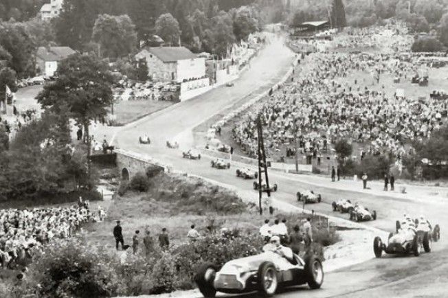 Primera vuelta del Gran Premio de Bélgica, al paso por Eau Rouge