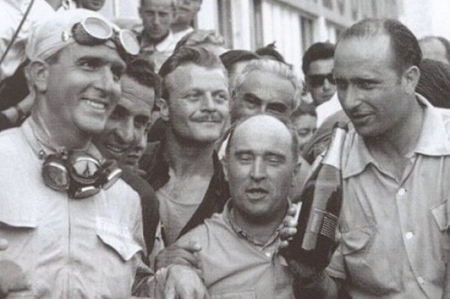 Juan Manuel Fangio celebrando su victoria en el Gran Premio de Francia con el tradicional champagne