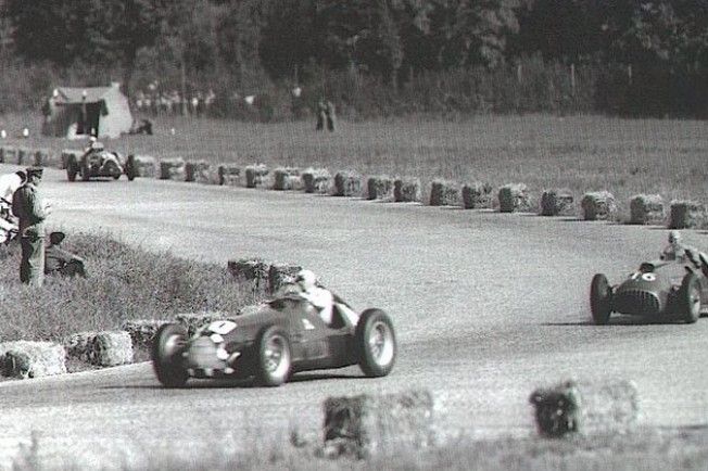 Alberto Ascari presionando a Nino Farina durante el Gran Premio de Italia.