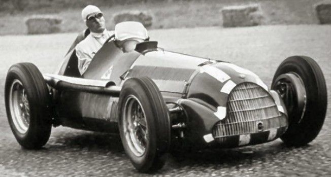 El Alfa Romeo 158 de Nino Farina, durante la disputa del Gran Premio de Italia