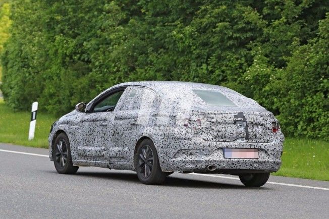 Renault Mégane Sedán 2017 - foto espía