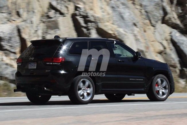 Jeep Grand Cherokee Trackhawk 2018 - foto espía posterior