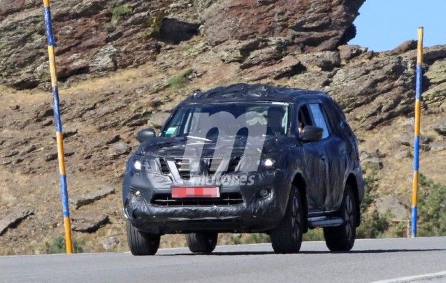 Nissan Navara SUV - foto espía