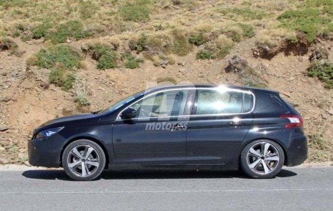 Peugeot 308 2017 - foto espía lateral