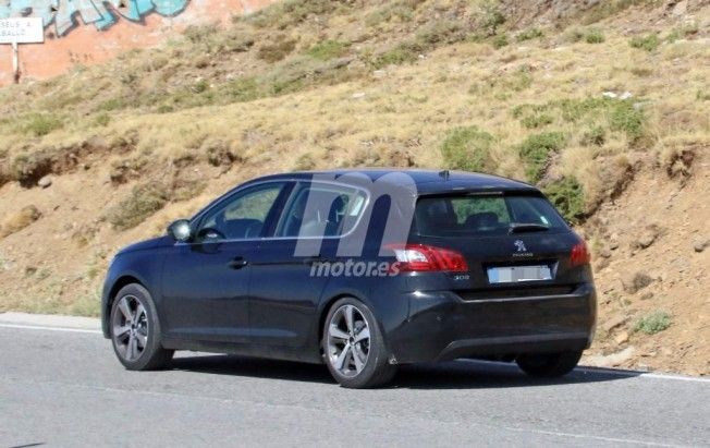 Peugeot 308 2017 - foto espía posterior