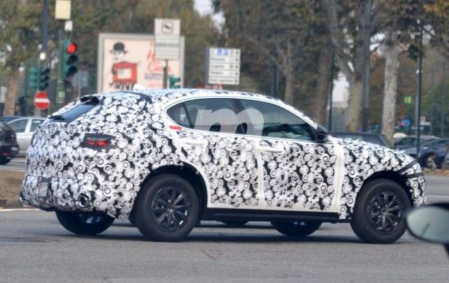 Alfa Romeo Stelvio - foto espía lateral