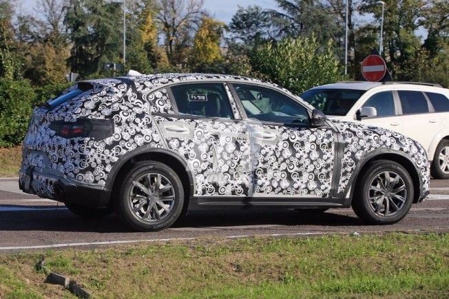 Alfa Romeo Stelvio - foto espía lateral