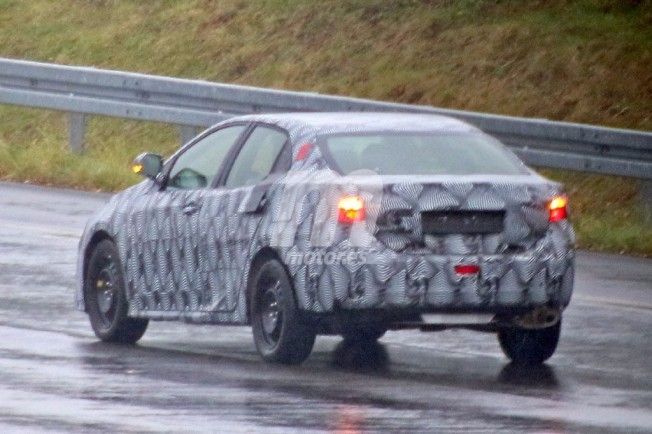 Toyota Avensis 2018 - foto espía posterior