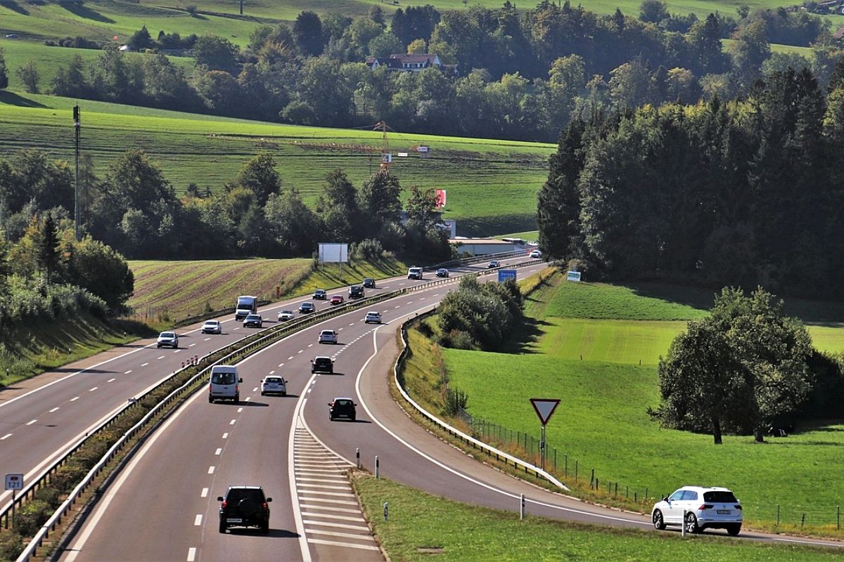 Qué es y cómo se utiliza un carril de aceleración, quién tiene preferencia y en qué se diferencia de uno de deceleración