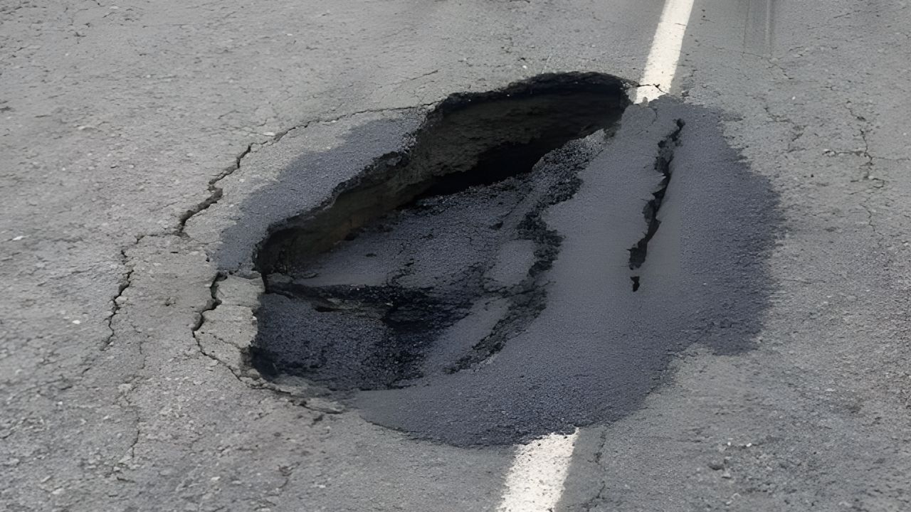 Qué es un socavón y qué hacer si encuentras uno en la carretera