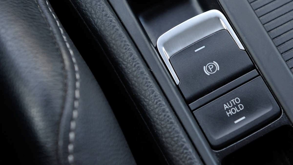 Auto Hold en vehículos: qué es, cómo funciona y sus beneficios