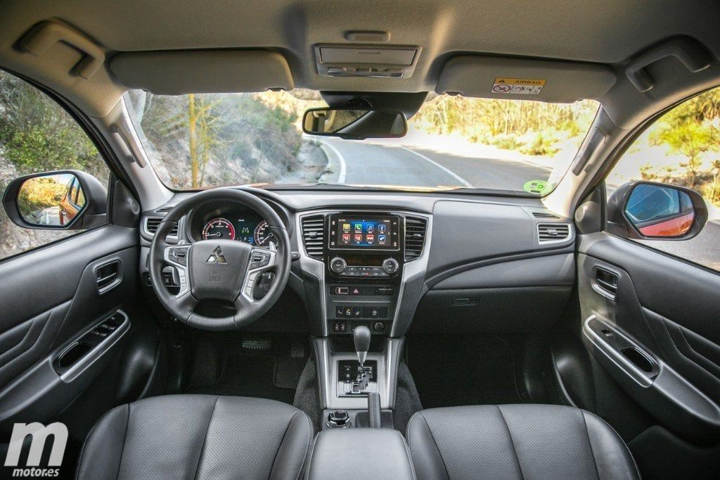 Mitsubishi L200 - interior