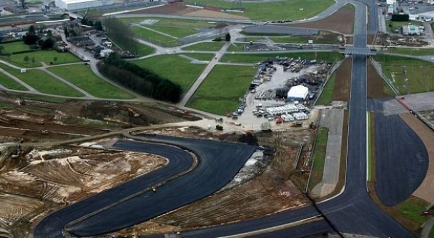 Damon Hill contento con las mejoras de Silverstone