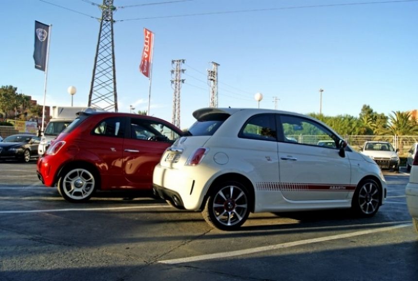 El Fiat 500c Abarth llega a Fiat Andalcar y se pasea por nuestra redacción.