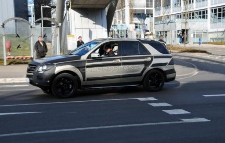 Ellen Lhor prueba las capacidades off-road del Mercedes ML 2012