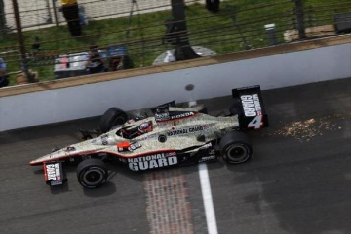 Hildebrand regala la victoria en Indianápolis al estrellarse en la última curva