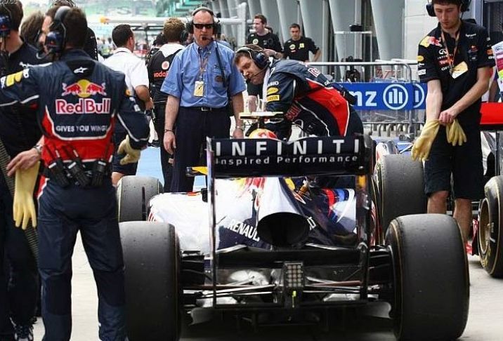 La FIA la lía con los escapes sopladores