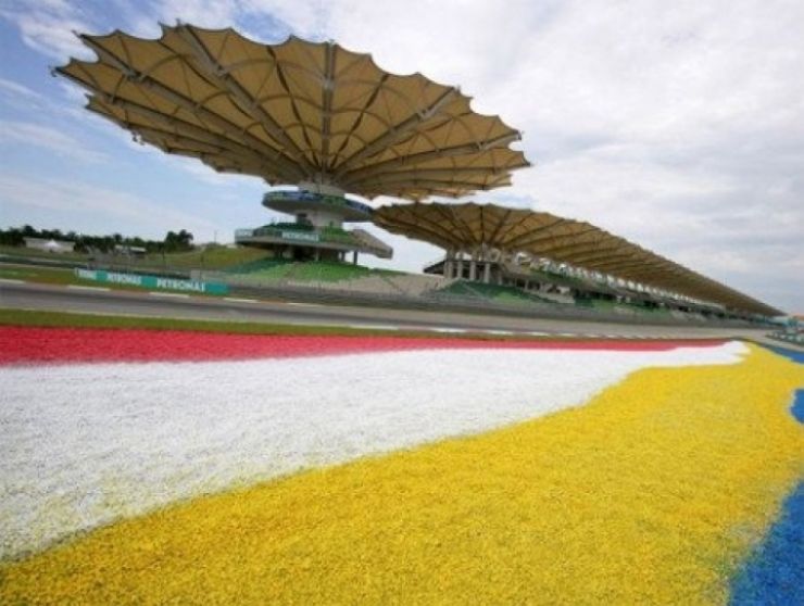 Pirelli cuenta con cuatro paradas en Sepang