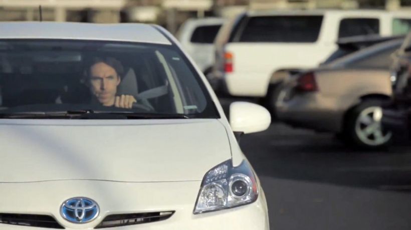 Steve Nash se enfrenta con su Toyota a una anciana